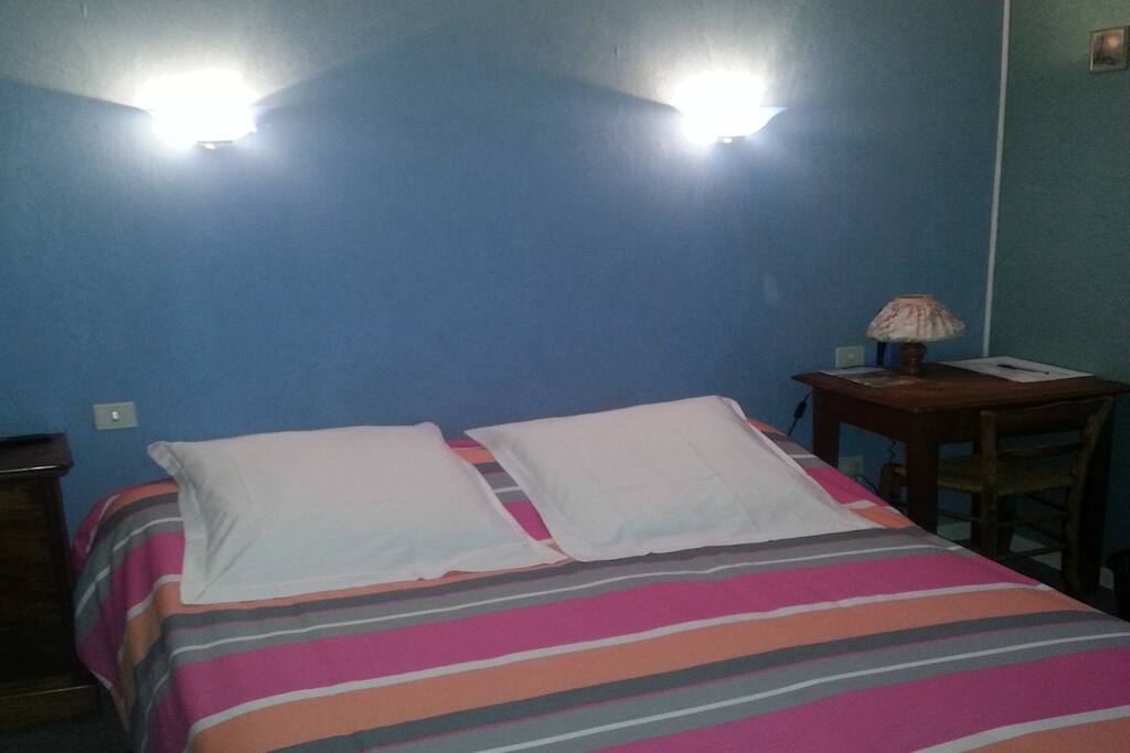 Chambre 2 à 3 personnes avec un grand lit et un lit simple, WC et salle d'eau séparée et privatifs à la chambre