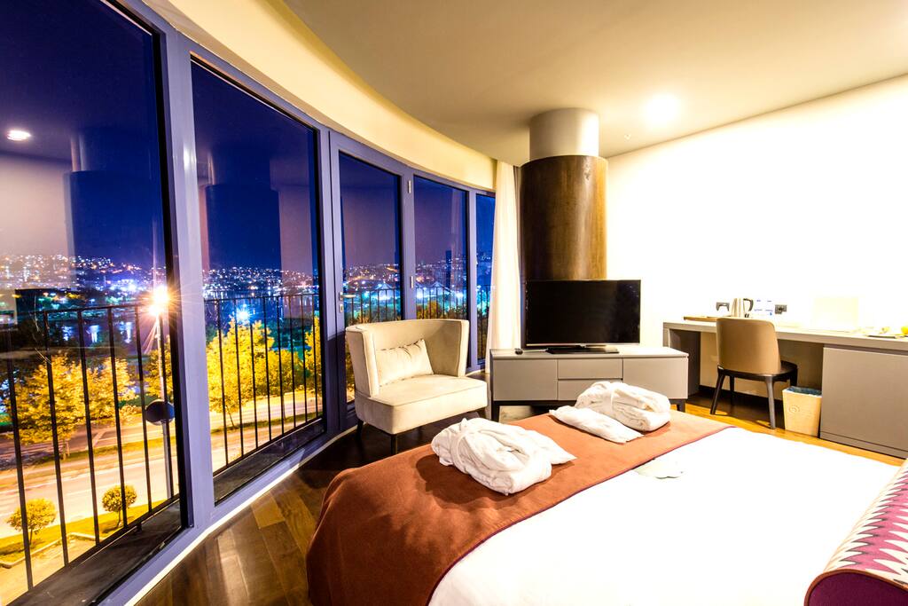 3BR Apt-front bedroom w sea view