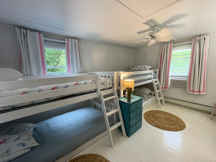 ชั้น 2 เตียงคู่ที่มีโปรไฟล์ต่ำพร้อมม่านทึบและหน้าต่างเครื่องปรับอากาศ