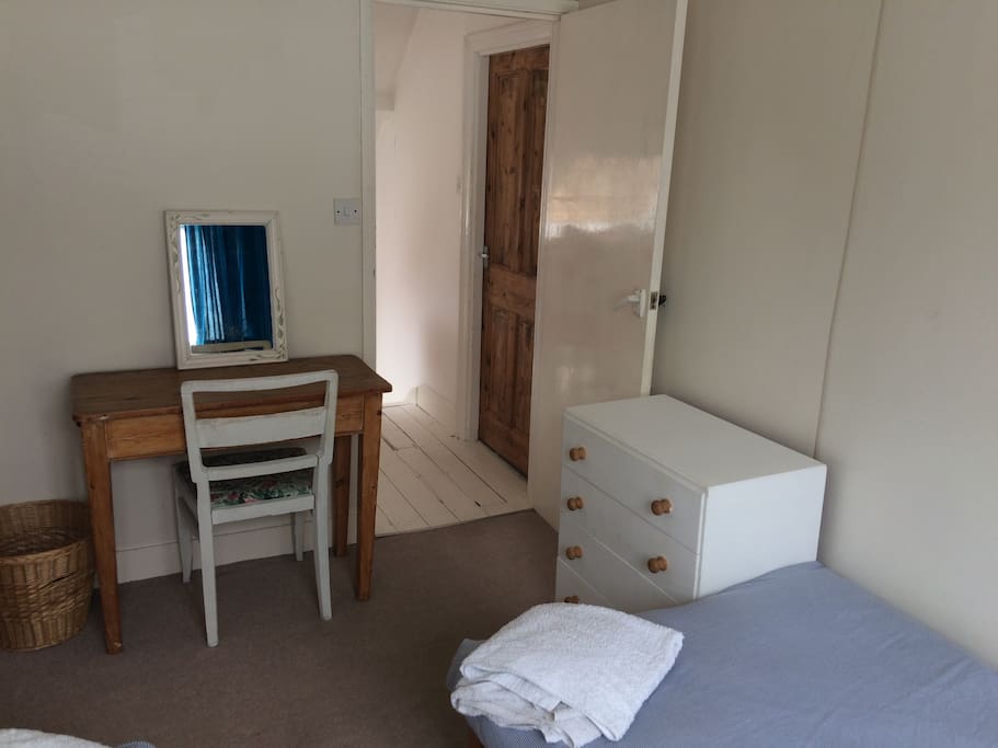 Twin room (b)