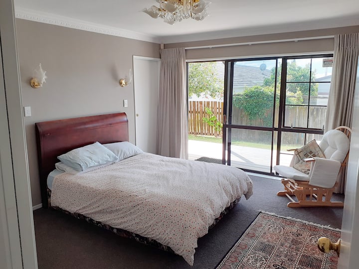 Dormitorio principal queen en la planta baja con baño privado