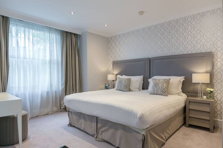 Luxe Two bed serviced apartment with A/C & Lift gallery image 2