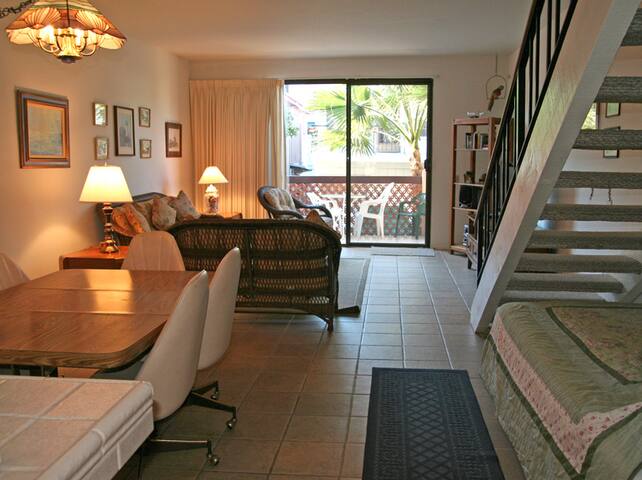 A10: 2 Bdrm, 2.5 Bath, Townhouse Style Condo gallery image 3