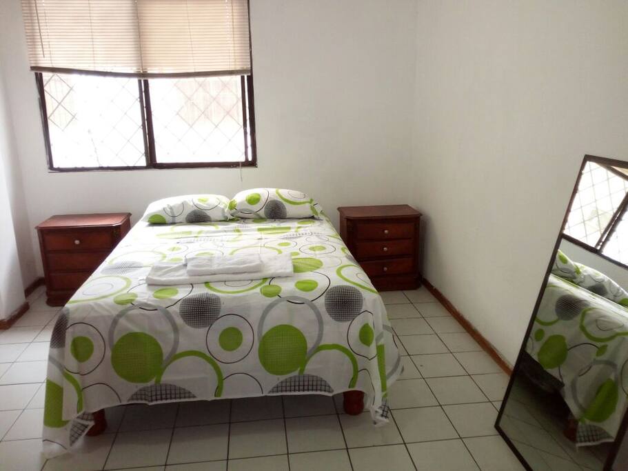 Bedroom with private closets/ Cuarto con armario privado