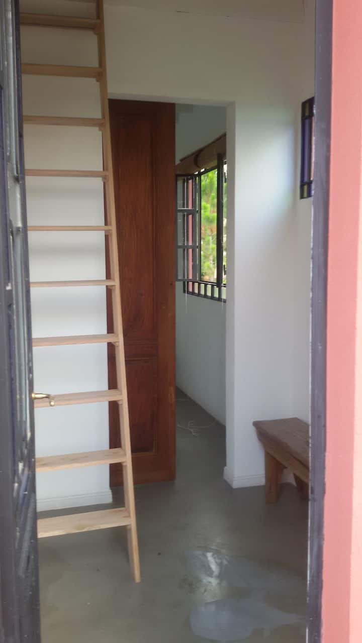 חדר הלבשה בבית Auxiliar. מדרגות לעליית הגג