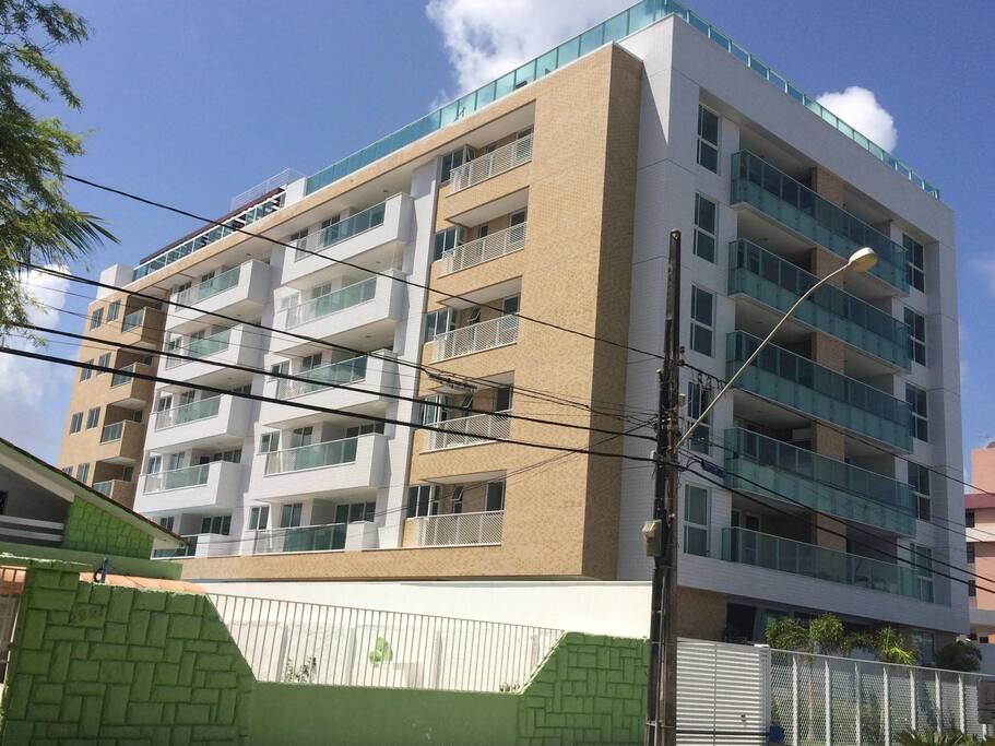 Foto da Fachada. A varanda o apartamento é o 5º andar (último).