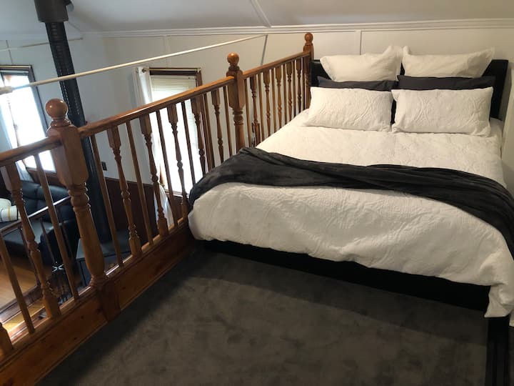 เตียงควีนไซส์ในห้องนอนใต้หลังคา