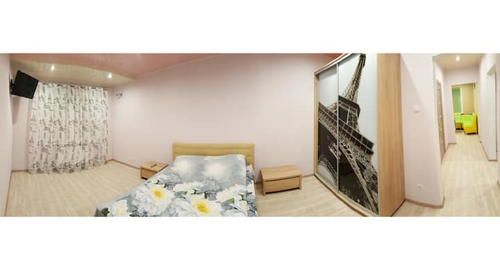 Spálňa s výhľadom z okna