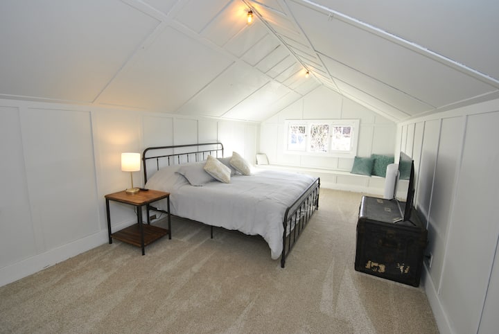 上层卧室配备加大双人床和电视