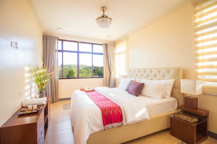 אחד מחדרי השינה המפוארים והנוחים שלנו בקליפורניה קינג עם נוף להרים!