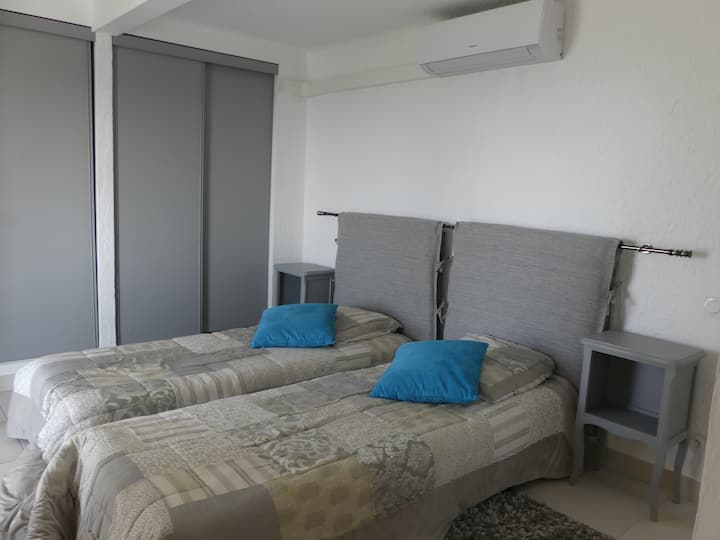 Chumba cha kujitegemea kilicho na vitanda viwili vya umeme, kinachoweza kubadilishwa kuwa kitanda cha watu wawili. 