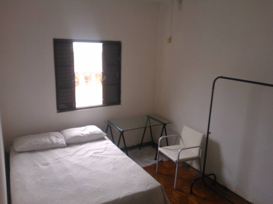 Quarto amplo e ventilado.