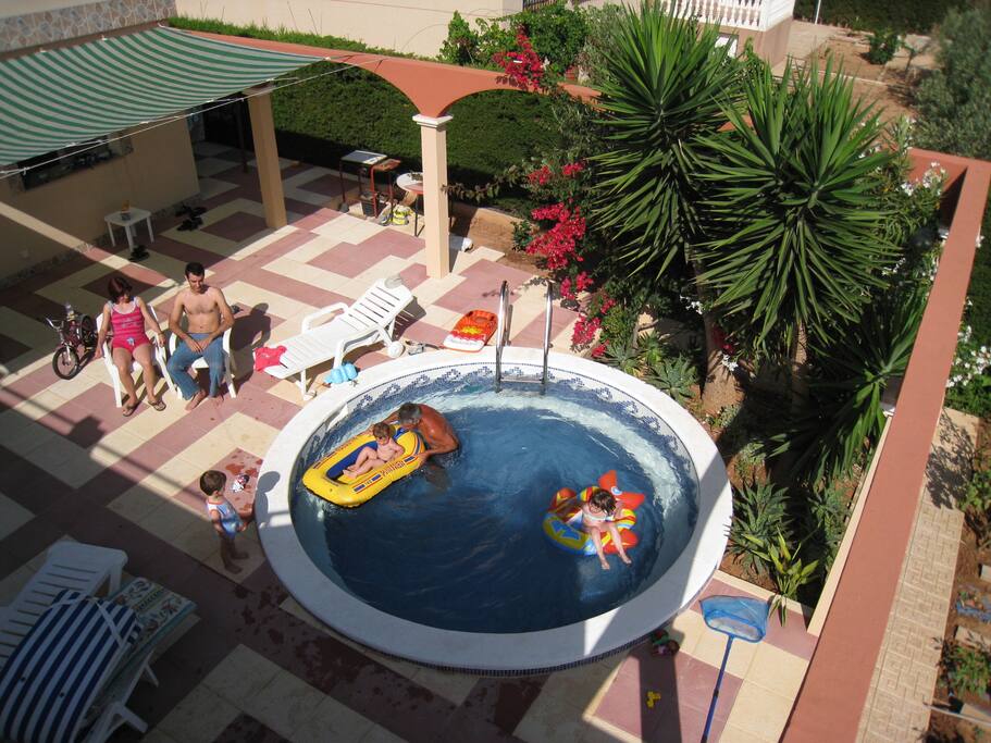 Terraza con pequeña piscina