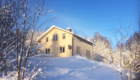 Svedjan, lägenhet 2 i hus med utsikt i Hällesjö