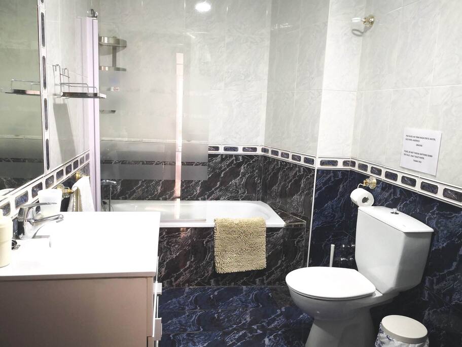 Cuarto de baño con bañera