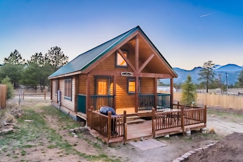 Hummingbird Cabin with Mountain Views, Estes Park