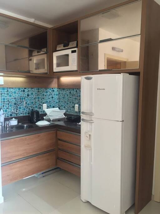 Cozinha (microondas, geladeira, liquidificador, sanduicheira)