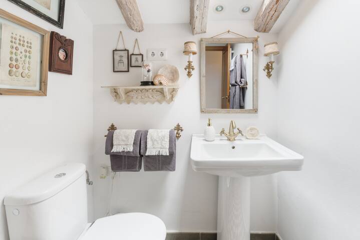 Unbeatable Location, Next to Royal Palace & Sol. gallery image 3