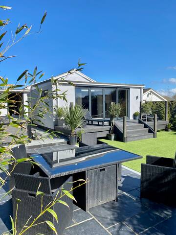 MODERN, HOT TUB, PARKING, 5 MINUTES  FROM ST IVES