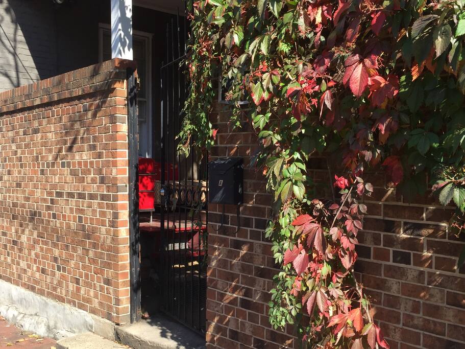 Entrance to 119 N Patrick St
