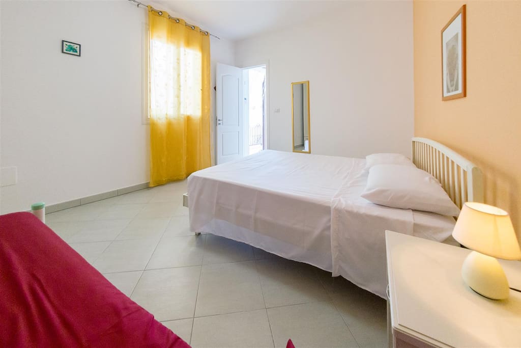 Camera da letto matrimoniale con letto singolo