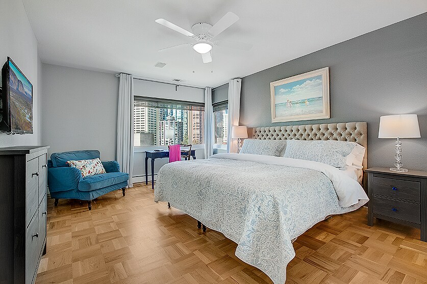 Kitanda cha ukubwa wa kifalme, dawati la uandishi na televisheni mahiri ya "32" katika chumba kikuu cha kulala.