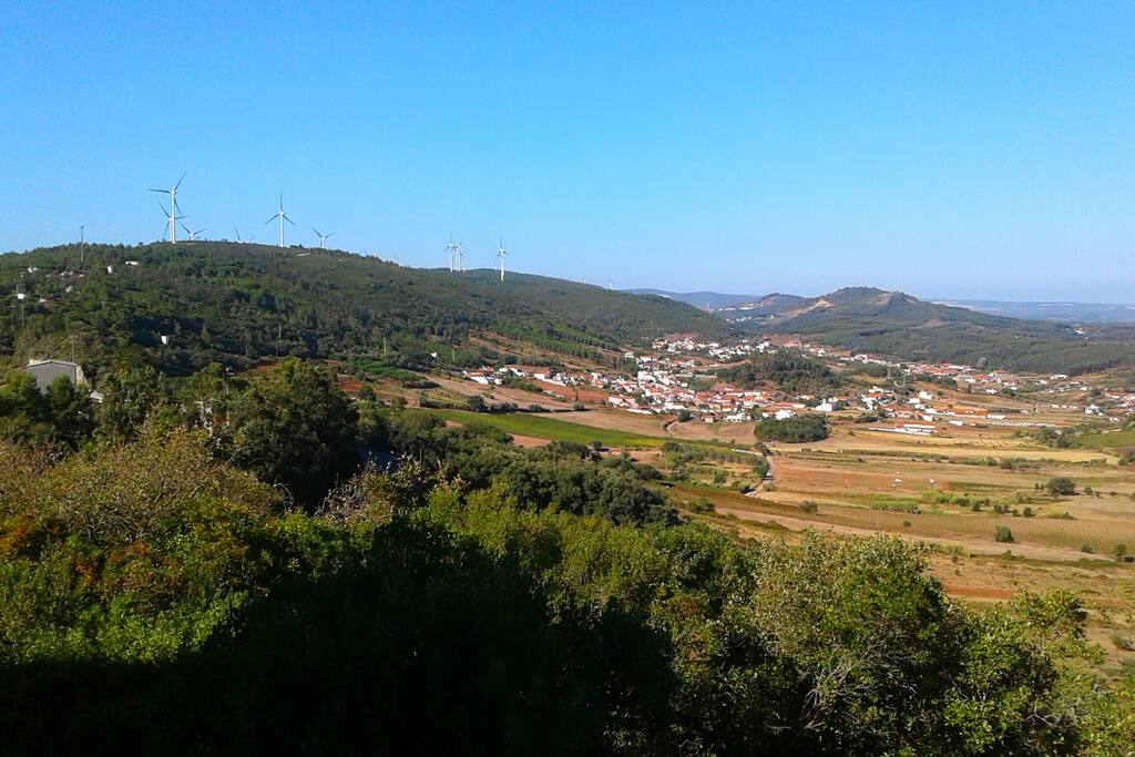 Vista sobre Salinas e Serras de Aire&Candeeiros.