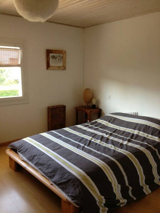 Un lit double en 140 donnant sur le jardin