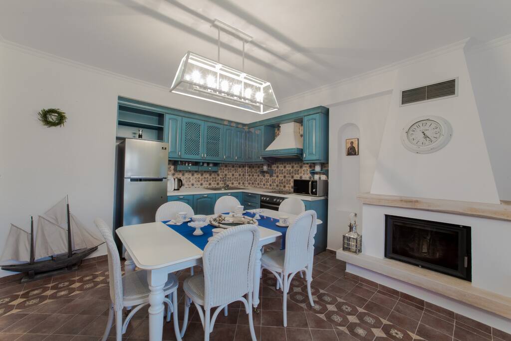 First floor, living room- kitchen. 1й- этаж зал- кухня. 1ος όροφος σαλόνι- κουζίνα.