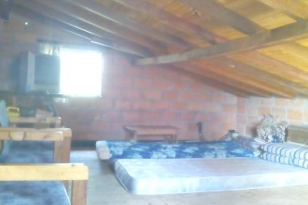 mezanini con dos colchones, television satelital y zona de estar