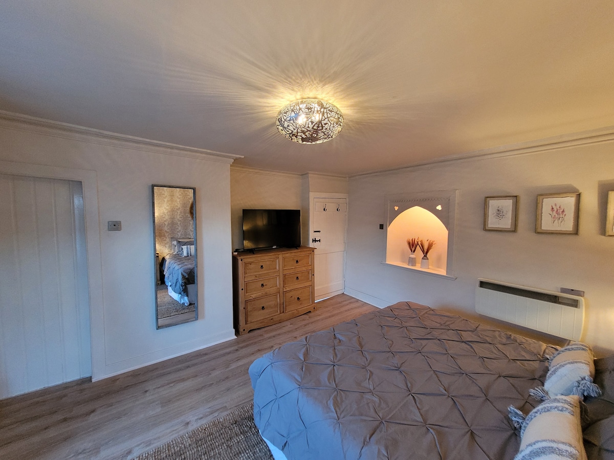 חדר השינה הראשי מזווית אחרת. הדלת משמאל היא חדר המקלחת.