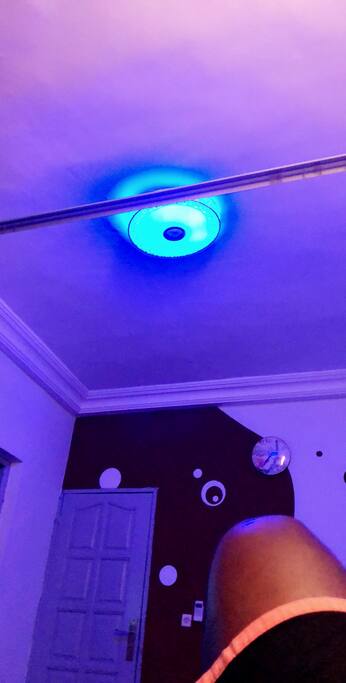 Ampoule led dotée d’un haut-parleur avec changement de couleur