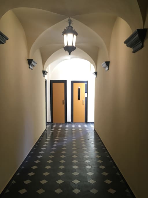 Entrata del palazzo e ascensore.