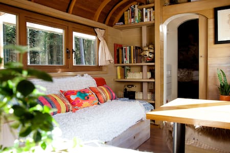 Unieke omgebouwde woonwagen in een oase van rust