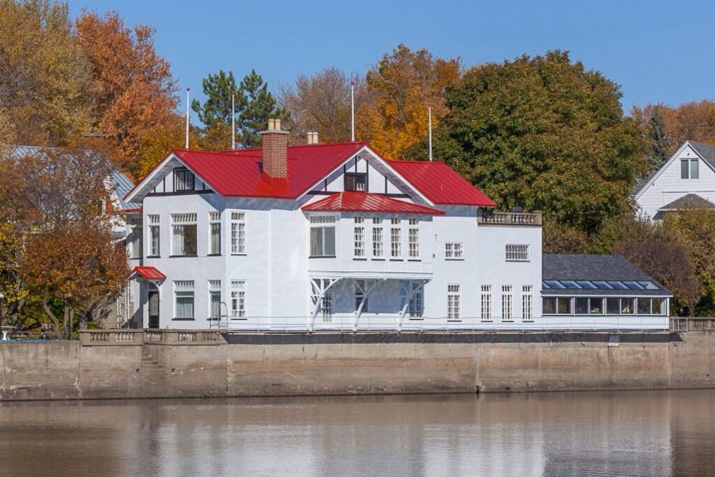 Dans une villa témoin de l'histoire du quebec et de ses bâtisseurs ,construite au coeur des annees folles, venez prendre une pause dans un lieu hors du temps