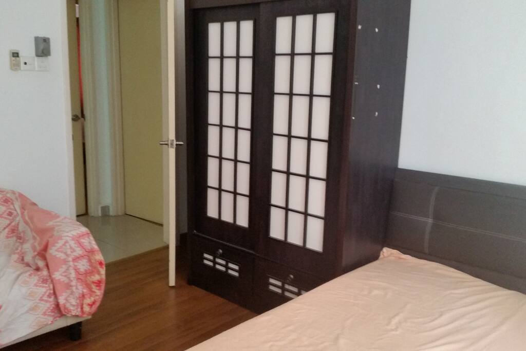 medium room with queen size bed