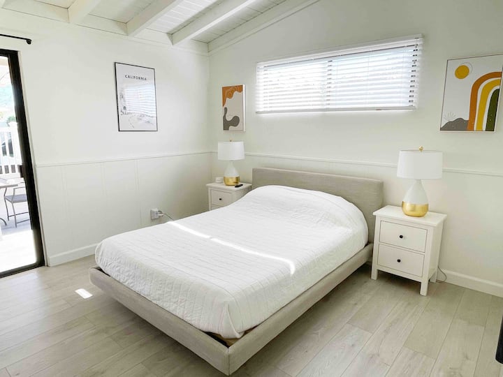 主卧配有标准双人记忆泡沫Casper床垫和60英寸智能电视