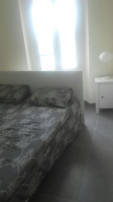 La chambre grand lit deux personne vue sur mer