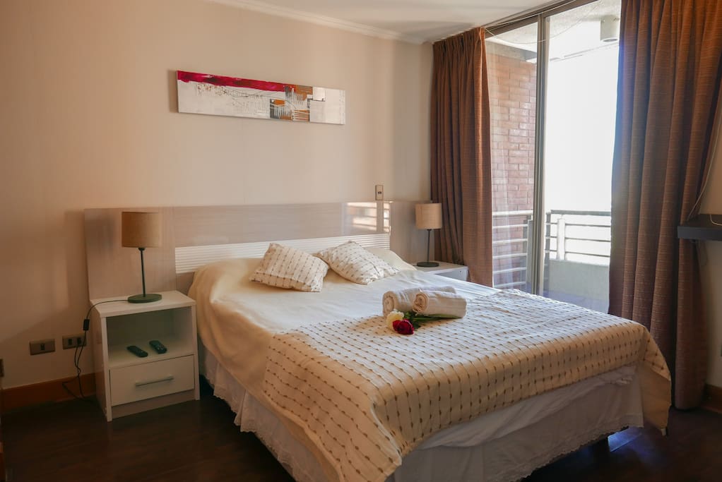 Dormitorio con cama de dos plazas