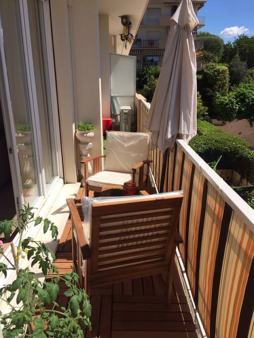 Grand balcon ensoleillé