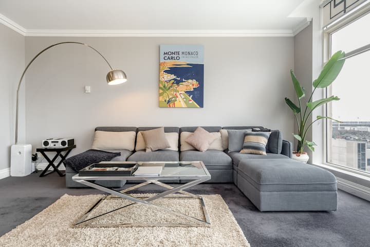 Bright, Luxury Penthouse with Amazing Views