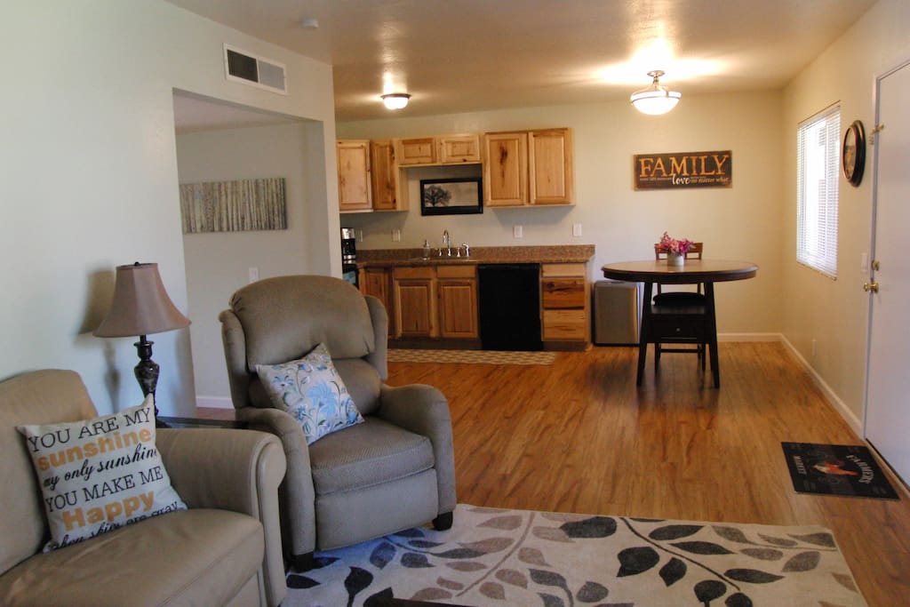 Light and bright front room with wifi, smart tv & cable