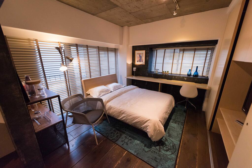 Located in the Tokyo's most sought-after destinations, this grand apartment is marked by sophisticated design, iconic living concepts, elevated finishes and superior 24 English/Japanese/Chinese language service.