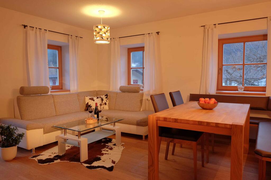 Wohnzimmer mit gemütlicher Couch
