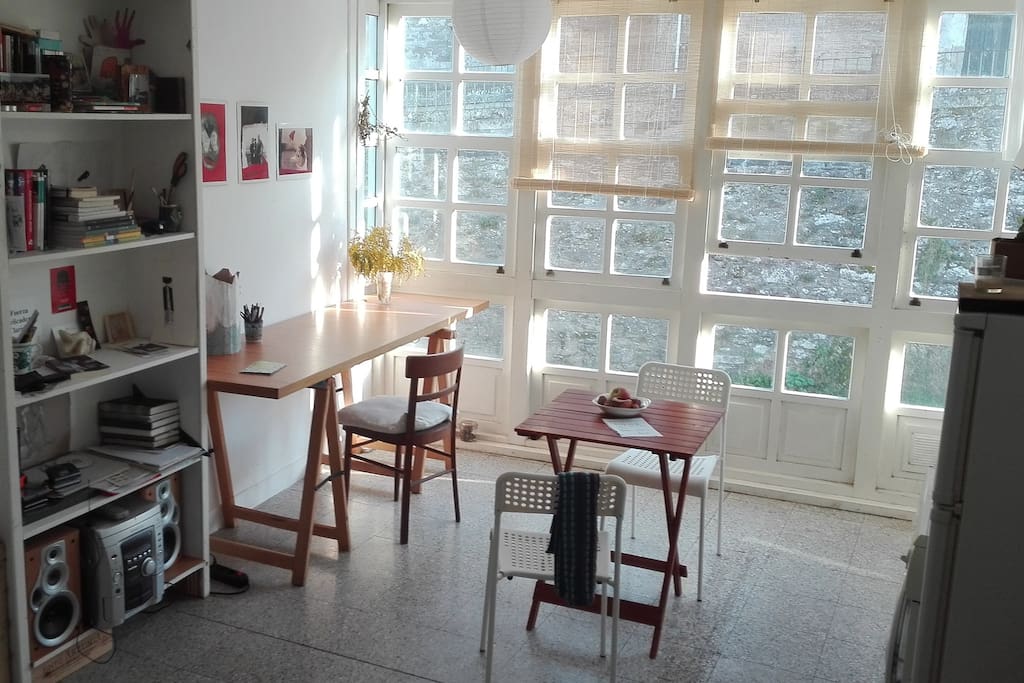 Comedor-Cocina con ventanal hacia la Rua do Medio