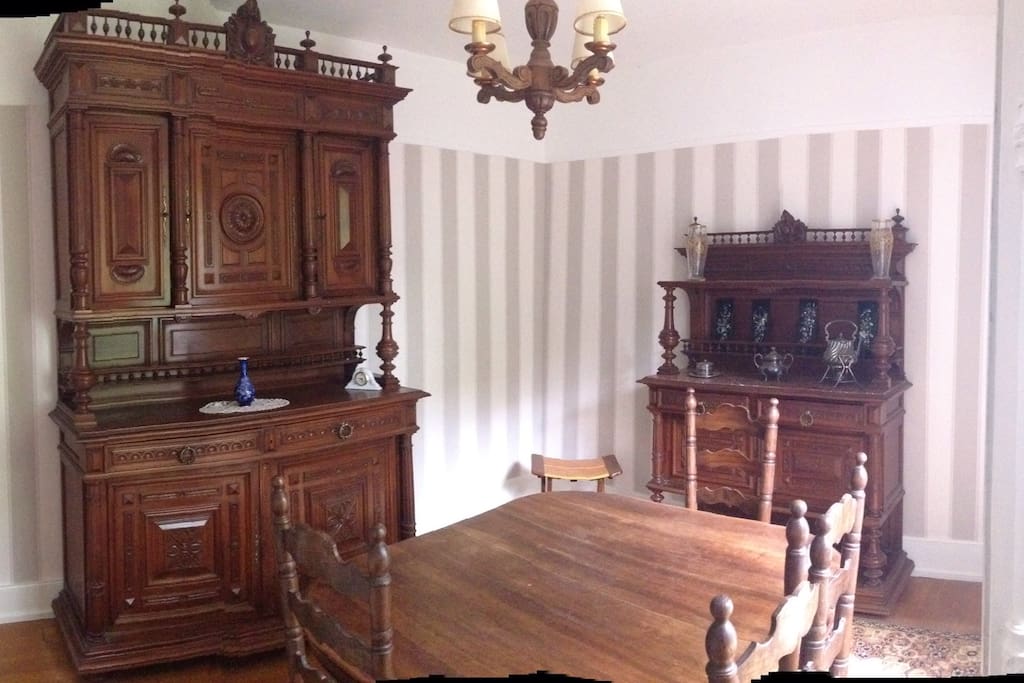 Salle à manger, avec meubles d'époque, donne sur la parc