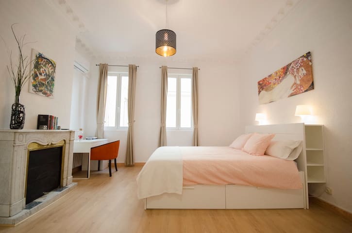 1-12.Las Cortes.Sol.Madrid Center.120m2 Bright.A.C gallery image 3