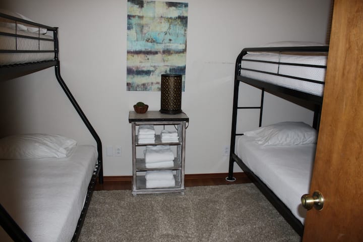 Dhomë gjumi me 4 krevate