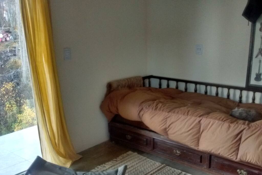 El cuarto, la segunda cama se saca tendida de abajo.