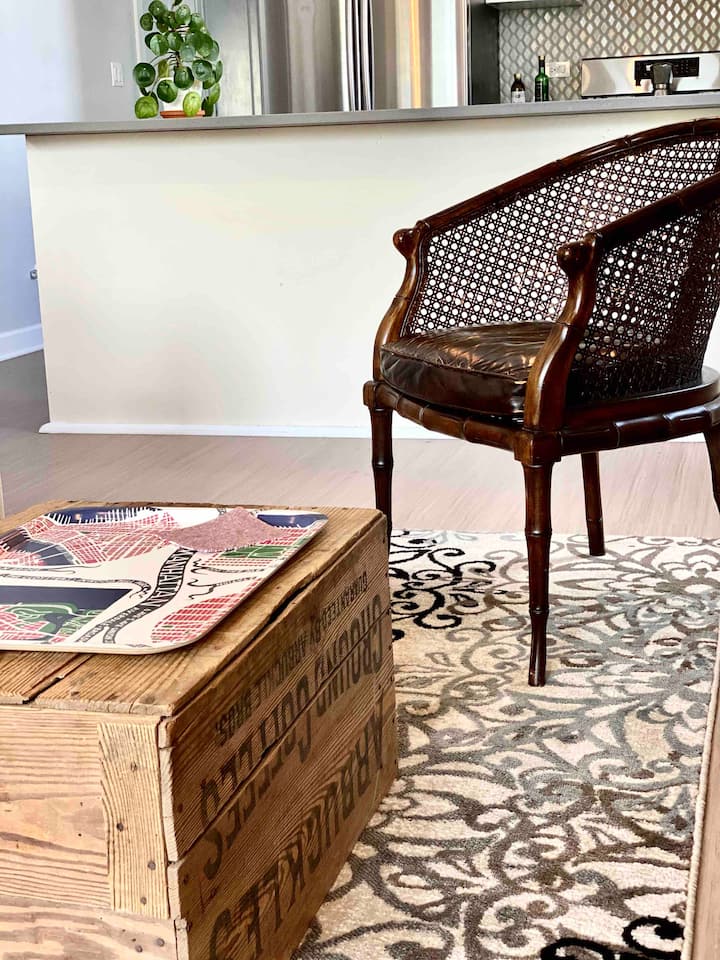 Top Floor Escape | Modern Amenities | Lush Garden - Chicago, IL